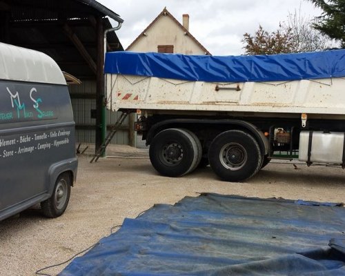 Bâche semi-remorque